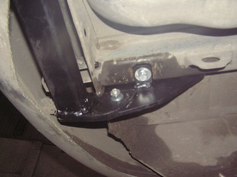 Фаркоп на MITSUBISHI CARISMA 1995-2005 100817 фото